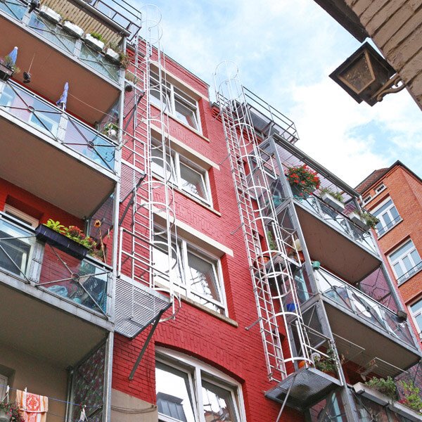 Escalera vertical fija de aluminio
