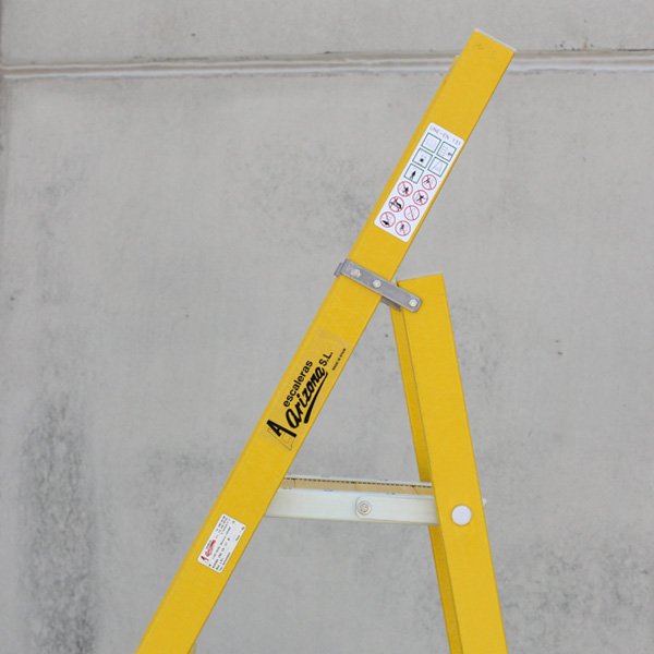 Escalera de tijera plegable con plataforma
