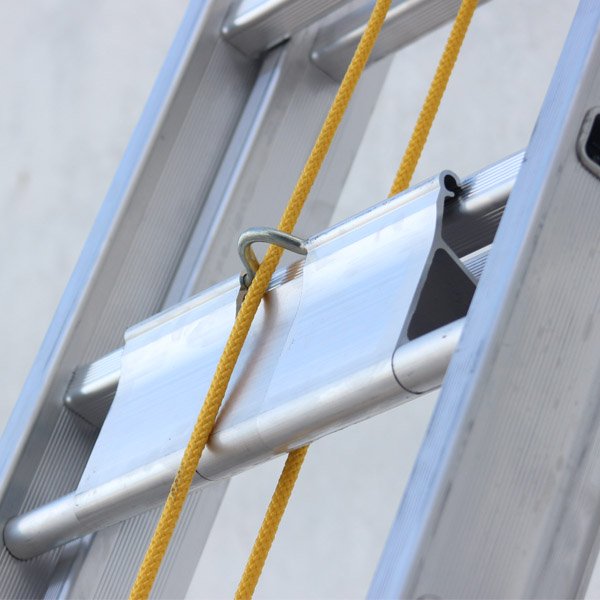 Escalera de aluminio extensible a cuerda