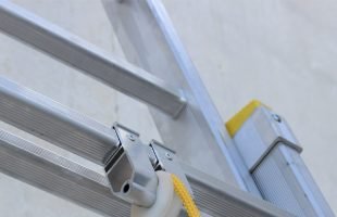 Escalera de aluminio extensible a cuerda