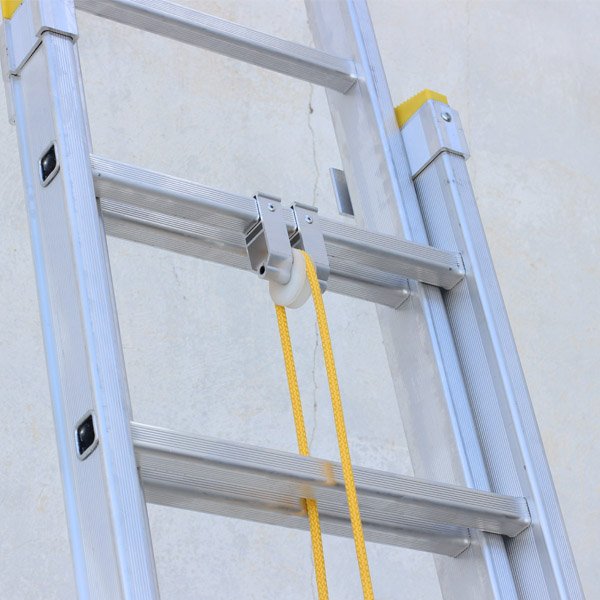 Escalera de aluminio extensible a cuerda