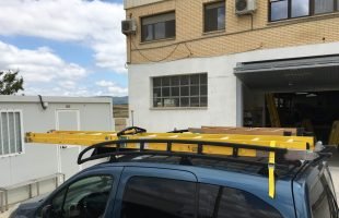 ¿Puedo llevar mi escalera en el coche?