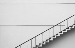¿Qué altura debe tener un peldaño de escalera?