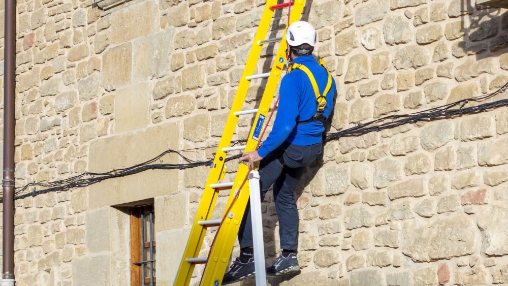 Ventajas de usar las escaleras de fibra de vidrio en la construcción