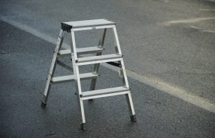 Cómo usar las escaleras en lugares públicos