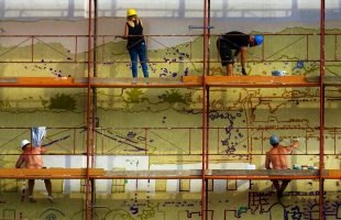 Las escaleras en el interior de los andamios