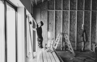 La escalera como herramienta de trabajo: consejos para optimizar tu jornada laboral