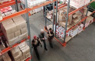 Escaleras de almacén con estabilizadores, la solución que necesitas