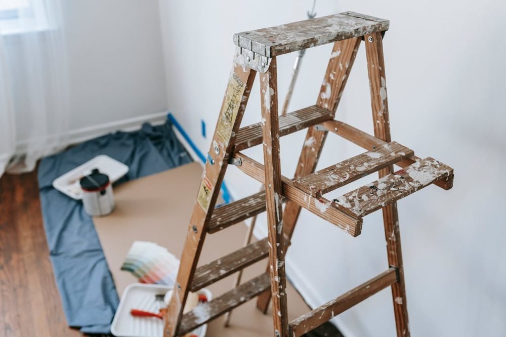 Guía de Elección: ¿Aluminio, fibra de vidrio o madera? Encuentra la escalera perfecta para cada trabajo