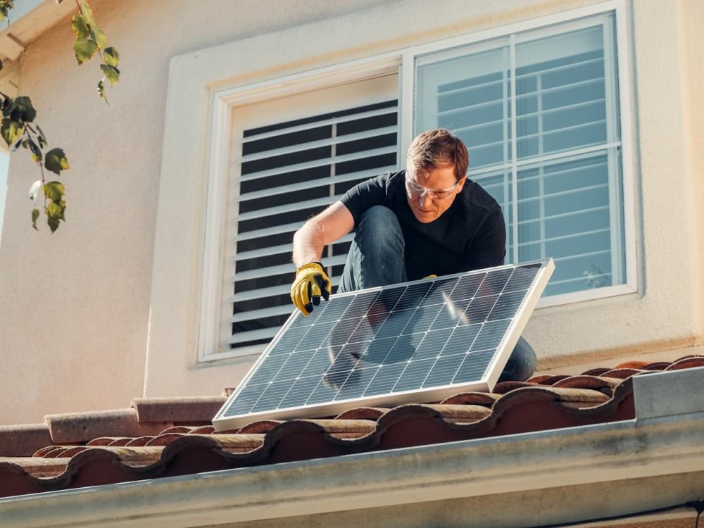 Instalación de paneles solares en cubiertas: la escalera ideal para el transporte de carga y la maniobra en ángulo