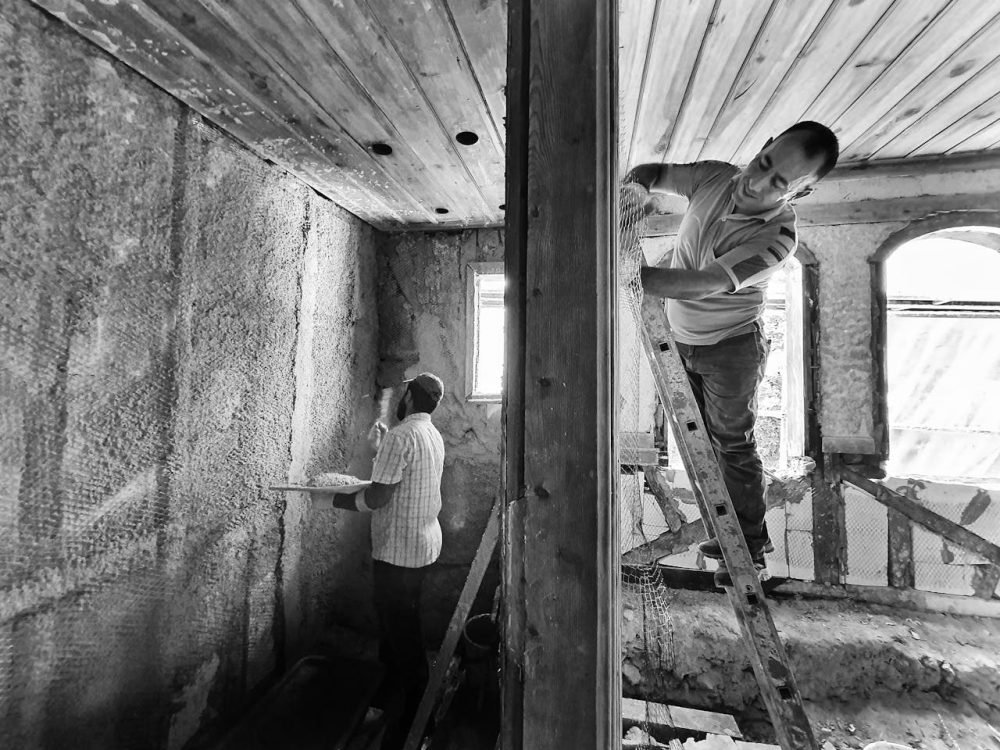 Madera, Aluminio o Fibra: El duelo definitivo para elegir tu herramienta según el clima y el trabajo