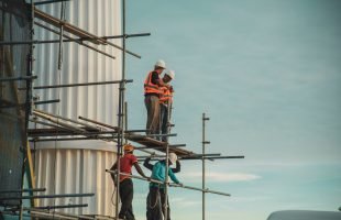 Cómo reducir caídas en altura un 80% en tu empresa