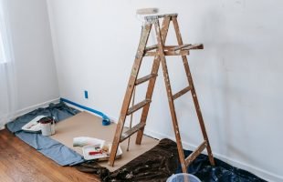 Normativa EN 131 explicada para no expertos: qué exigirle a tu escalera profesional para evitar multas