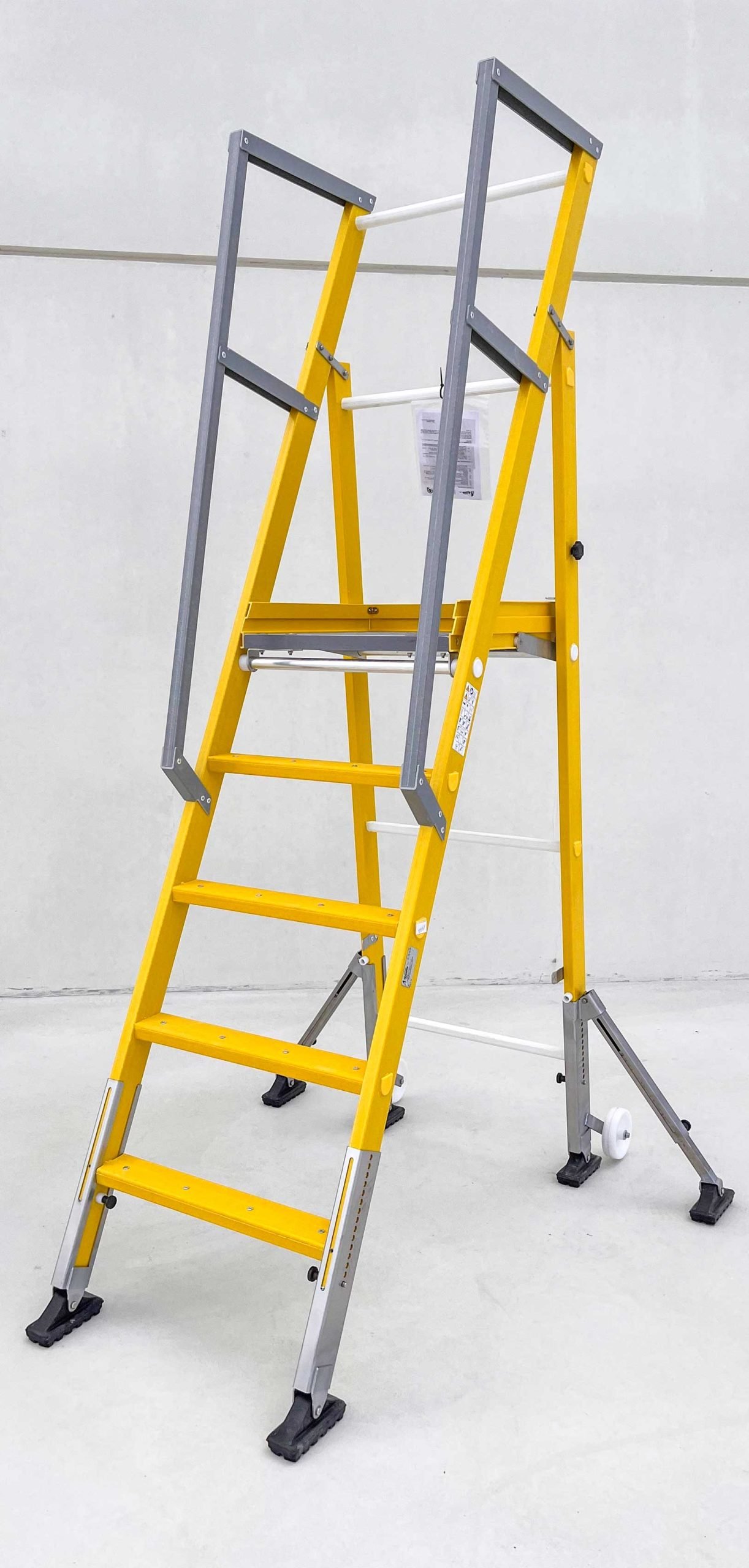 Escalera de almacén plegable con patas regulables